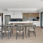 Gold Coast Luxury 4-Br Retreat